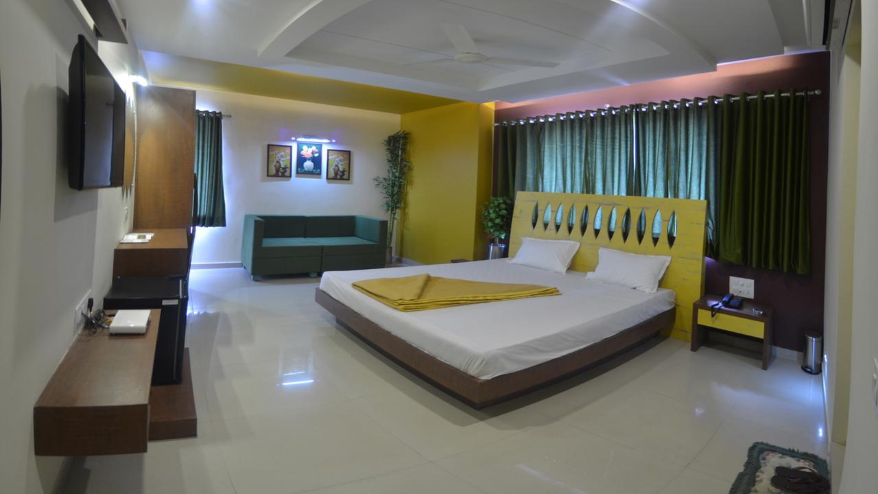 Hotel Barcelona Exotica Ахмедабад Экстерьер фото
